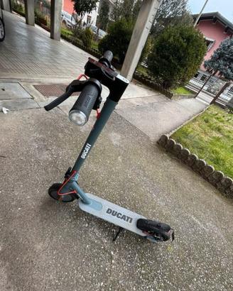 monopattino elettrico ducati max