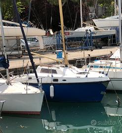 Barca a vela cabinata
