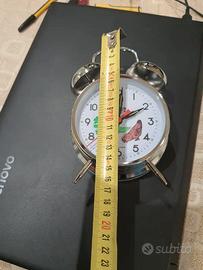 sveglia meccanica con gallina che becca