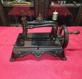 Antia macchina da cucire a manovella Brunonia 1880