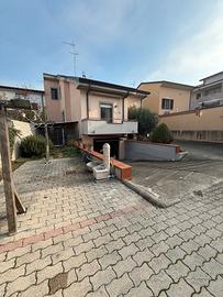 No condominio con corte e garage