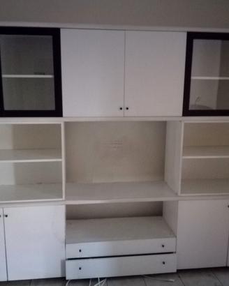 Moderno mobile sala pregiato, con antine in vetro
