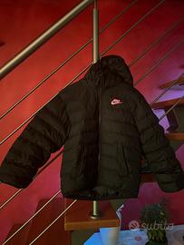 Piumino Nike nero con logo Fuxia