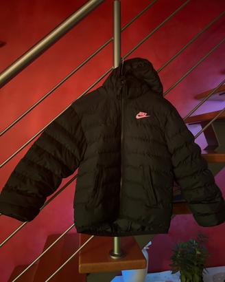 Piumino Nike nero con logo Fuxia