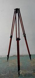Vecchio treppiede in legno