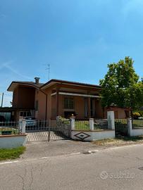 Villa indipendente su 3 piani con giardino suzzara