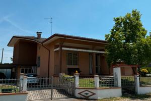 Villa indipendente su 3 piani con giardino suzzara