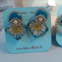 orecchini in acciaio e resina con margherite vere