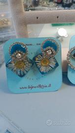 orecchini in acciaio e resina con margherite vere