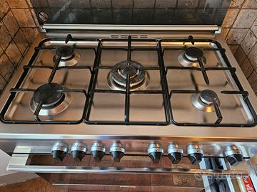 cucina a Gas con forno  5 fuochi