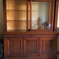 Mobile con vetrina e tavolo con 4 sedie