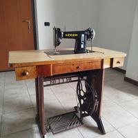 Macchina da cucire vintage Necchi