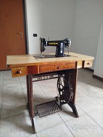 Macchina da cucire vintage Necchi