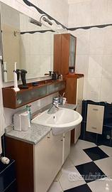 Mobile bagno con lavabo e specchio