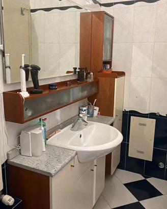 Mobile bagno con lavabo e specchio
