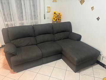 Divano con penisola e rialzo elettrico