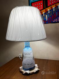 Lampade, abat jour, bottiglie di gin, tequila