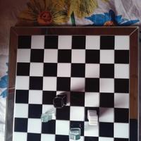 scacchiera invetro e specchio conpedine e scacchi