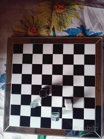 scacchiera invetro e specchio conpedine e scacchi