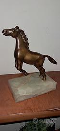 Cavallo in bronzo e marmo