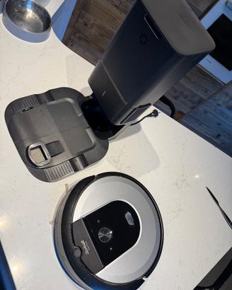 Roomba i7 plus +  base di svuotamento automatico