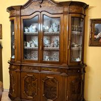 Sala da pranzo in stile classico completa