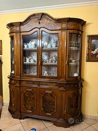 Sala da pranzo in stile classico completa