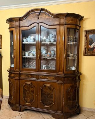 Sala da pranzo in stile classico completa
