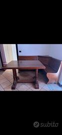 Mobili in legno e divano