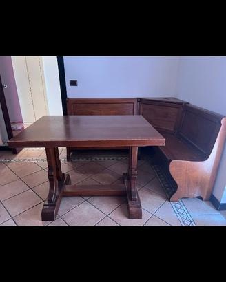 Mobili in legno e divano