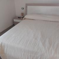 letto matrimoniale armadio como comodini stanza