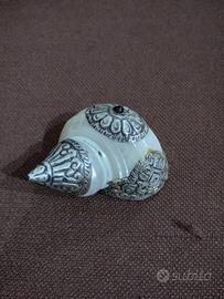 conchiglia con inserti di argento indiano 