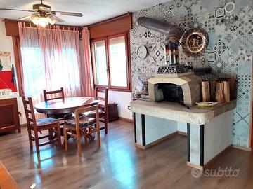 Casa singola con 2 appartamenti e giardino