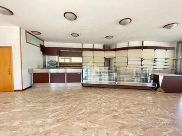 NEGOZIO A SAN PIETRO IN GU