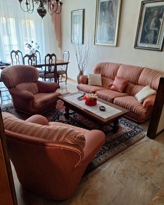 Divano, poltrone, tavolino e tappeto