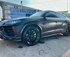 Lamborghini Urus 4.0 V8"AKRAPOVIC/ CARBONCERAMICI