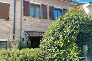 Villa a schiera con giardino, Mondolfo. N/278