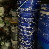 bidoni vuoti con coperchio per macerie