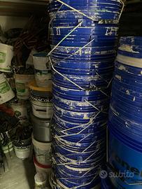 bidoni vuoti con coperchio per macerie