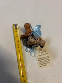 Pulcinella, seduto su ciucciotto