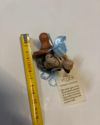 Pulcinella, seduto su ciucciotto