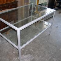 TAVOLO CON TELAIO METALLO E DOPPIO PIANO IN VETRO