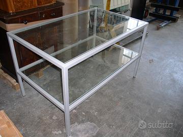 TAVOLO CON TELAIO METALLO E DOPPIO PIANO IN VETRO