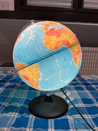 Mappamondo illuminato in