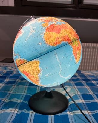 Mappamondo illuminato in