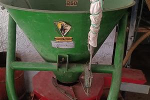 2 Spandiconcime per campo aperto e vigneti