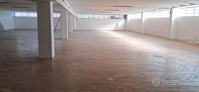 Magazzino deposito o esercizio commerciale