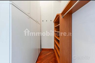 Parete attrezzata, letto matrimoniale, cucina