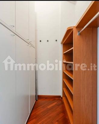 Parete attrezzata, letto matrimoniale, cucina
