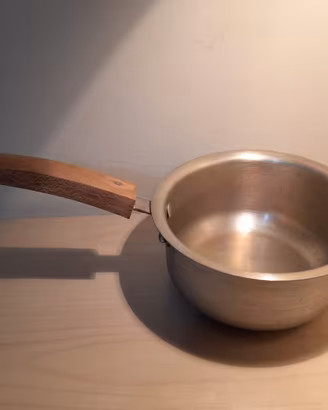 Pentola in alluminio diam 18 cm con manico in legn